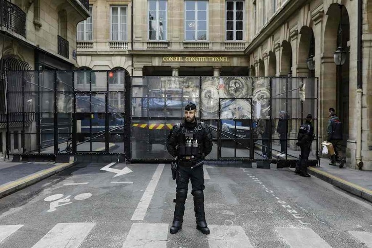 Vigilancia policial ante la sede del Consejo Constitucional francés.