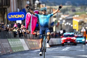 Alexey Lutsenko celebra su primera victoria en más de un año.