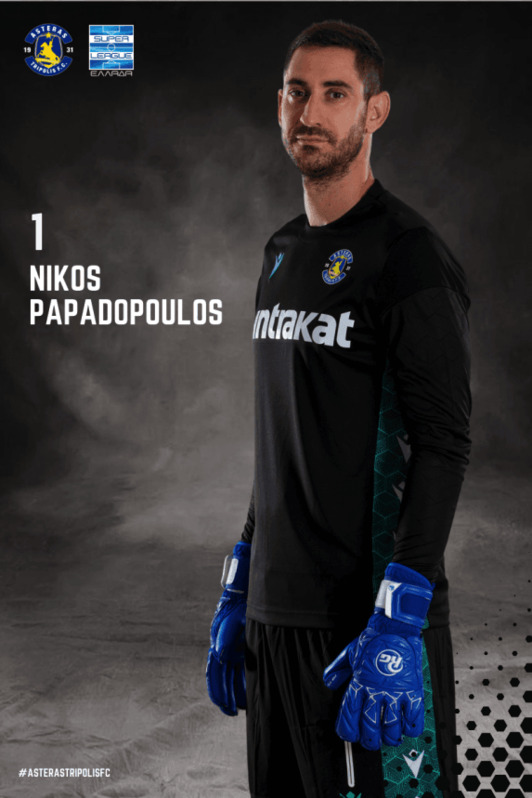 Papadopoulos, con la zamarra del equipo de Trípoli.