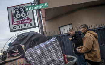 Un hombre consume fentanilo en una calle de Albuquerque, en el estado de Nuevo México, en EEUU. 