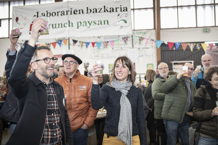 Xebax Christy eta Mendi Esteban, Euskal Moneta elkarteko beste kide batzuekin, hamargarren urteurrena ospatzen.