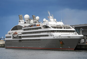 El viernes llegó a Olatua, la moderna terminal marítima getxotarra, L’ Austral, del armador francés Ponant, con una capacidad para 264 pasajeros con 164 tripulantes.