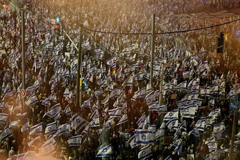 Miles de personas en las calles de Tel Aviv.