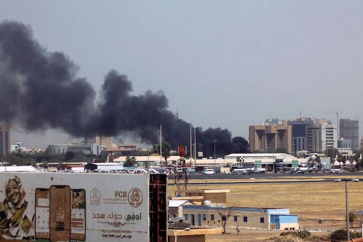 Enfrentamientos en el aeropuerto internacional de la capital, Jartum.