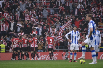 Sorloth, que no marca desde enero, espera a que acabe la celebración del 2-0 de San Mamés.
