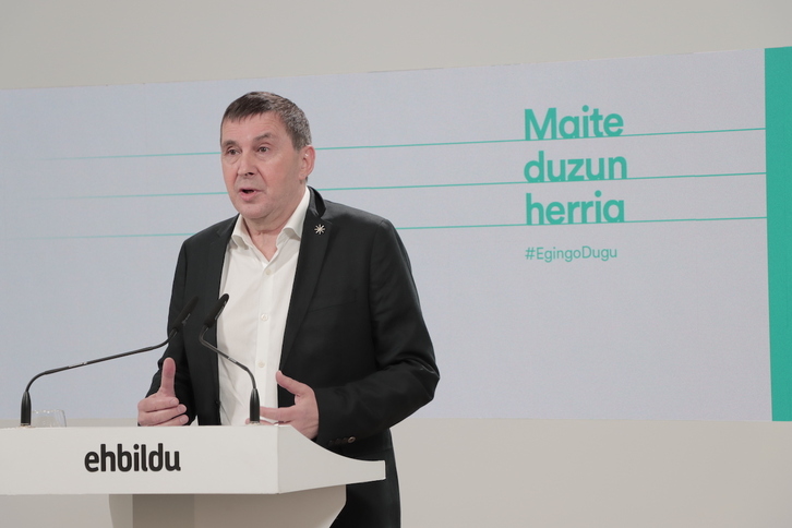 Arnaldo Otegi, en la comparecencia de hoy en la sede de EH Bildu de Donostia.