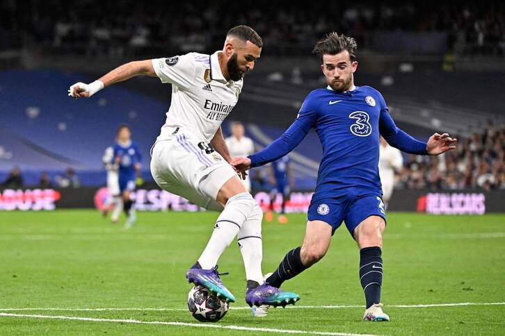 Benzema intenta zafarse del defensa del Chelsea Ben Chilwell, en el partido de la ida de los cuartos de la Liga de Campeones.