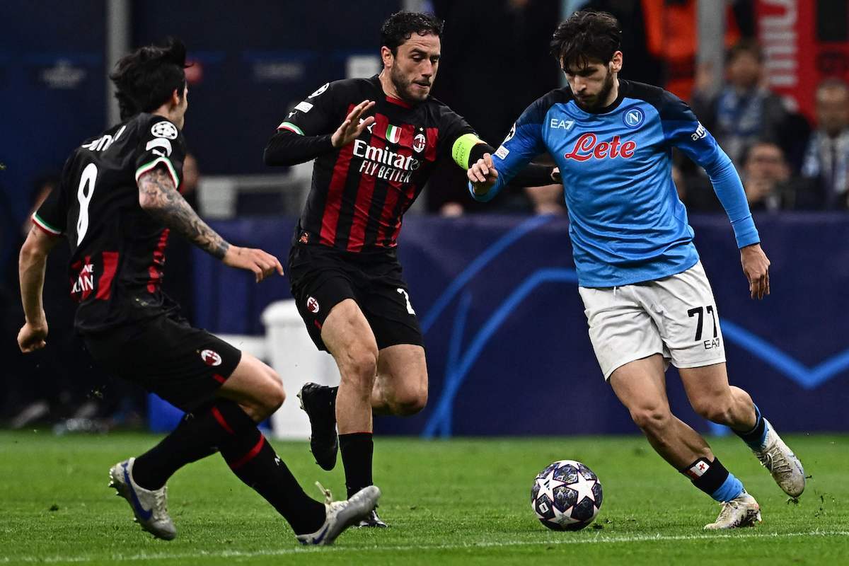 El delantero del N&aacute;poles Khvicha Kvaratskhelia desaf&iacute;a al defensa del AC Milan Davide Calabria y al centrocampista del AC Milan Sandro Tonali durante el partido de ida de cuartos de final de la Liga de Campeones. (Gabriel BONYS | AFP)