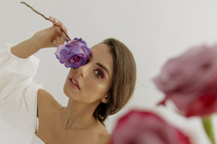 Bestelako hainbat proiektutan ibili ostean, ‘Loratzen’ diskoarekin estreinatu da bakarka Eider Saez.