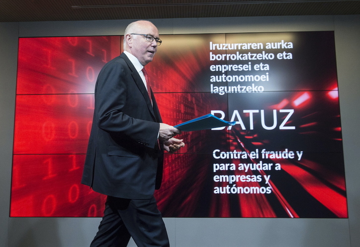 El diputado vizcaino de Hacienda y Finanzas, José María Iruarrizaga, cuando presentó el sistema Batuz.