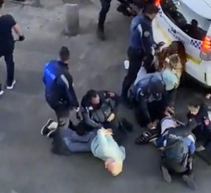 El momento del arresto violento de Txepe Lara.