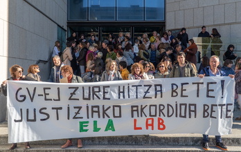 Concentración de los administradores de la Justicia el primer día de huelga en Donostia.