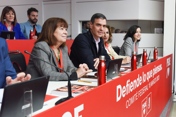 La presidenta del PSOE, Cristina Narbona; el presidente del Gobierno español, Pedro Sánchez; la ministra de Hacienda y Función Pública, María Jesús Montero; y la secretaria de Igualdad, Andrea Fernández.