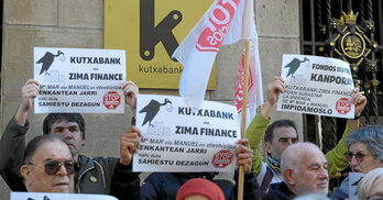Imagen de una comparecencia de Stop Desahucios en febrero ante la sede de Kutxabank en Donostia para denunciar un desalojo.