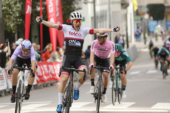 Aritz Urra celebra su victoria de Astillero por delante de su amigo Iker Barandiaran.