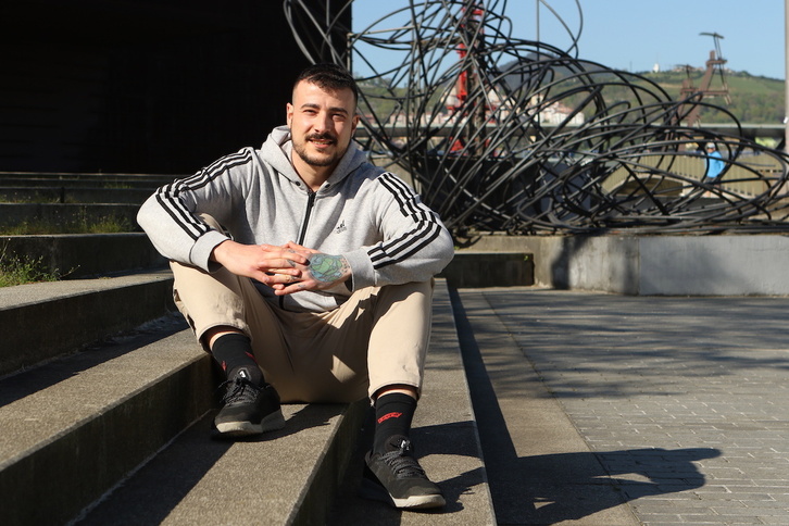 Eneko Roson en el parque trasero del Palacio Euskalduna, donde suele haber "batallas de gallos".