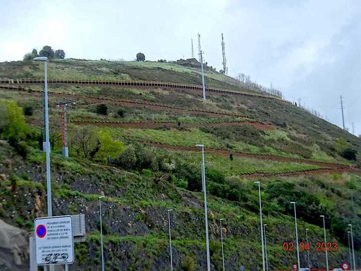 Pasarela en construcción en el monte Banderas.