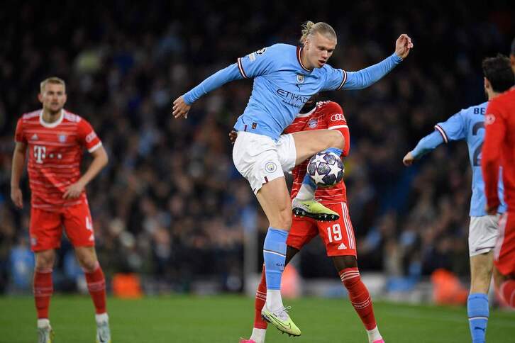 El goleador del Manchester City Erling Haaland controlando un balón ante la presión de los defensas del Bayern en el partido de ida de los cuartos de final de la Liga de Campeones.