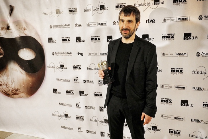 Iñaki Rikarte posa con el galardón.