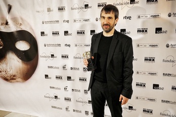 Iñaki Rikarte posa con el galardón.
