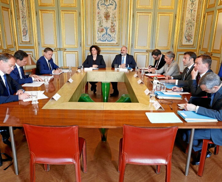 Enpresarien elkarteko kideekin bildu zen Macron.