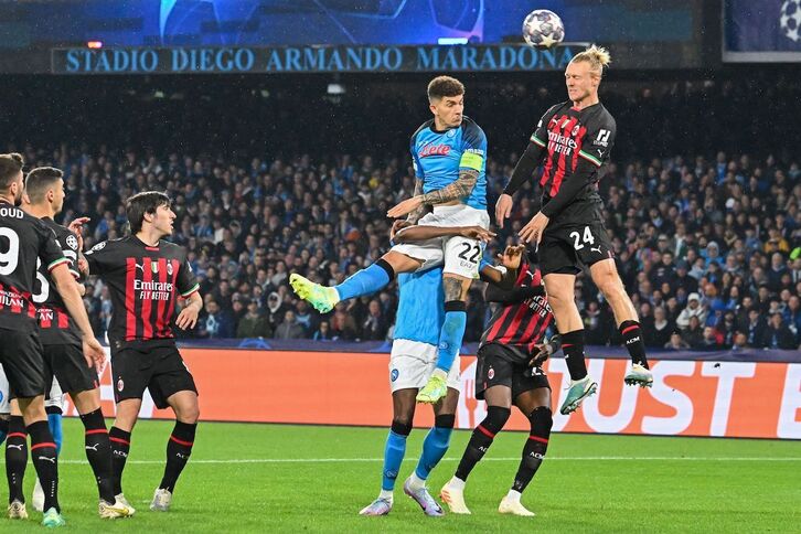 Giovanni Di Lorenzo y Simon Kjaer saltan para intentar cabecear el balón.