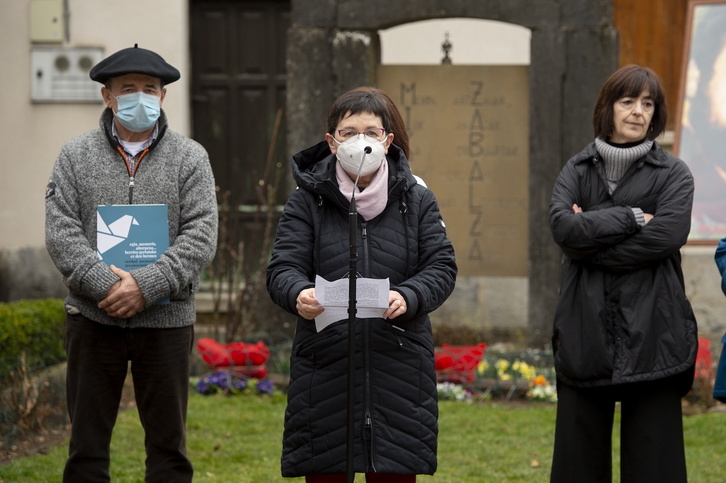 Lourdes Zabalza, en primer plano, en el acto de reconocimiento oficial como víctima de su hermano Mikel, hace ahora un año.