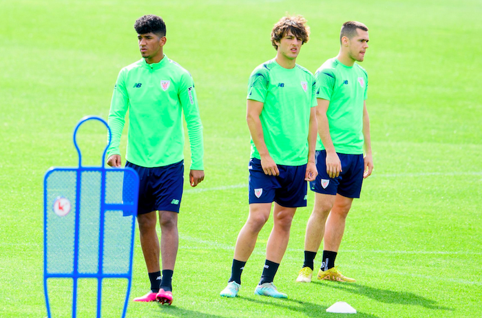 Unai Gomez, Adu Ares eta Izetarekin batera lehen taldearekin entrenatzen. (@AthleticClub) Unai Gomez, Adu Ares eta Izetarekin batera lehen taldearekin entrenatzen. (@AthleticClub)