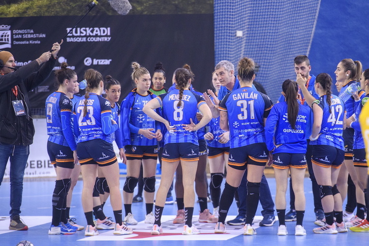 Imanol Alvarez, jokalariei azalpenak ematen, EHF European Leagueko partida batean.