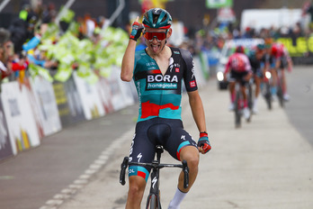 Lennard Kämna ha atacado a seis de meta y ha resistido la llegada de los más fuertes.