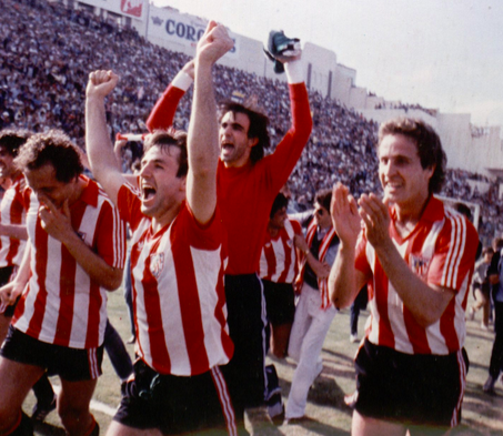 Jugadores del Athletic celebrando el título ganado en 1983. (@AthleticClub) Jugadores del Athletic celebrando el título ganado en 1983. (@AthleticClub)