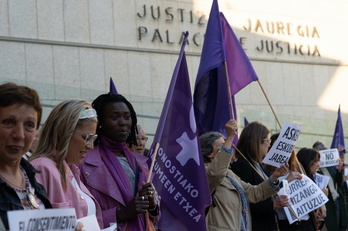 Feministas que se han concentrado ante el Palacio de Justicia de Donostia, como ha sucedido en Bilbo.