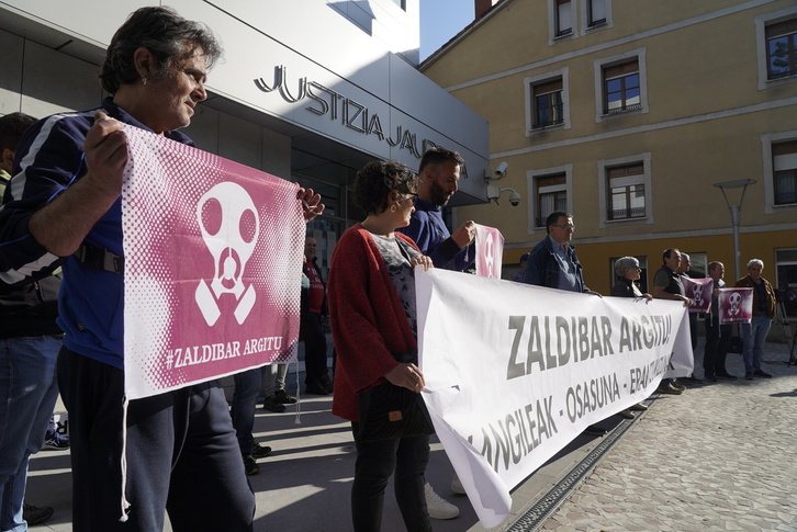 Concentración de Zaldibar Argitu frente al juzgado de Durango.