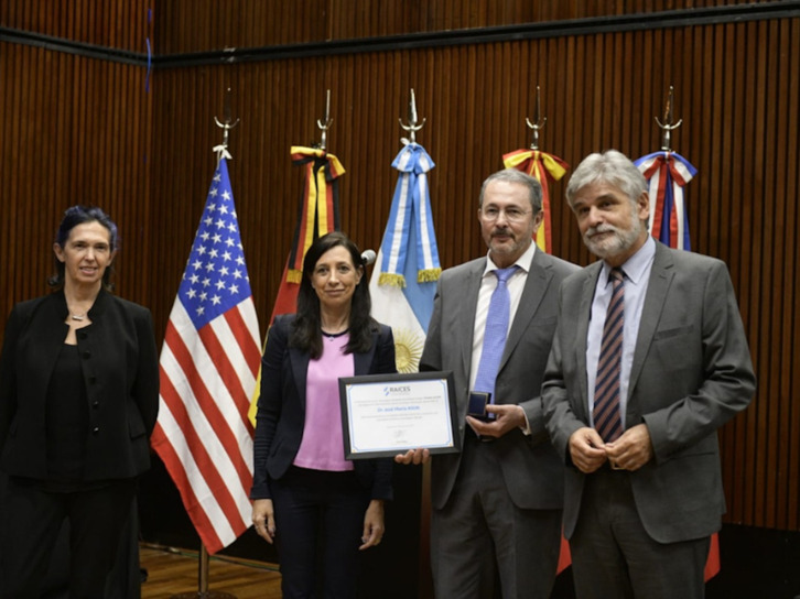 Jose M. Asua, saria jasotzen.