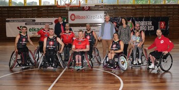 Foto de familia de Bidaideak Bilbao BSR tras acabar la Liga 2022/23 en tercer lugar.