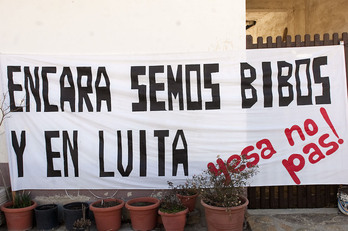 Pancarta en aragonés en Artieda d'Aragón contra el recrecimiento de Esa. «Todavía estamos vivos y luchando»