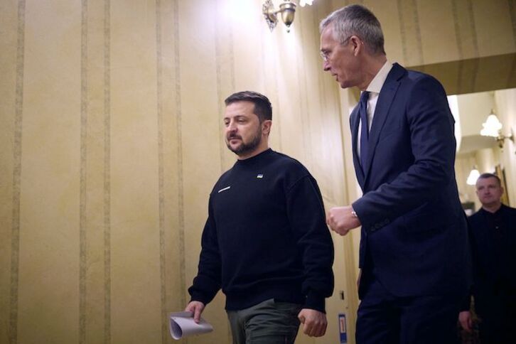 El presidente ucraniano, Zelenski, escucha al portavoz de la OTAN, Stoltenberg.