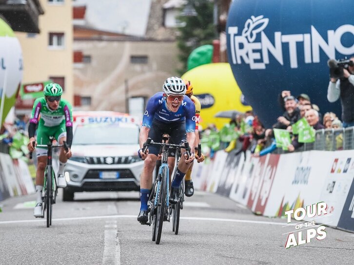 Mulhberger celebra la victoria de la cuarta etapa del Tour de los Alpes.