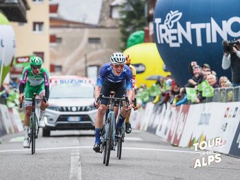 Mulhberger celebra la victoria de la cuarta etapa del Tour de los Alpes.