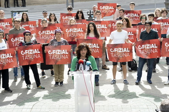 Euskararen ofizialtasunaren aldarrikapena Nafarroako Parlamentuaren atarira eraman dute.