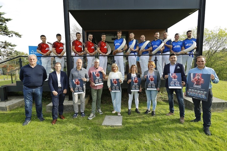 Txapelketa jokatuko duten pilotari batzuk eta herrietako ordezakariak gaurko aurkezpenean.