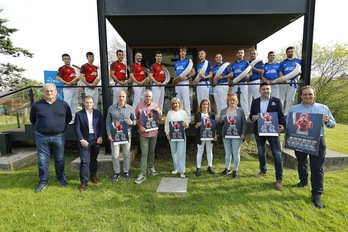 Txapelketa jokatuko duten pilotari batzuk eta herrietako ordezakariak gaurko aurkezpenean.