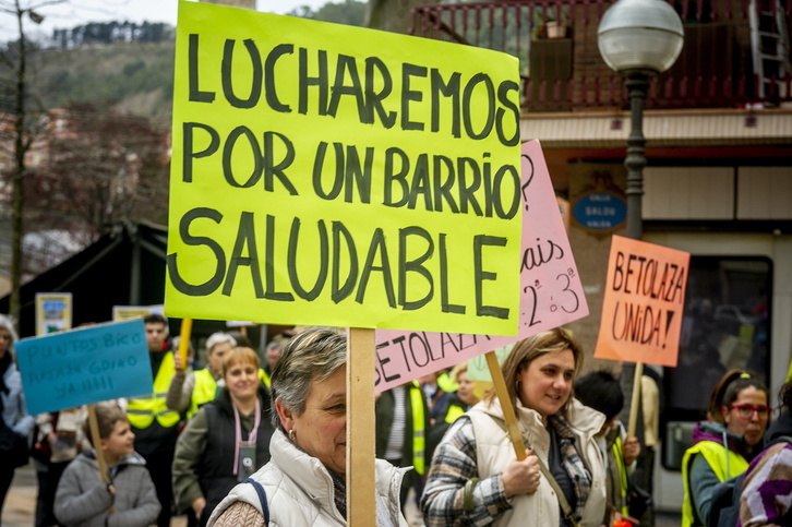 Vecinas de barrios del sur se manifiestan pidiendo más atención del Consistorio bilbaino.