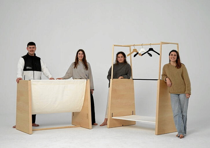 Habi proiektuan lan egin duten MUko lau ikasleak, Natale Armendariz, Jon Calleja, Nora Etxebarria eta Ane Ozkoidi azken emaitzarekin, sehaska eta jantzitegia, biak altzari berean.