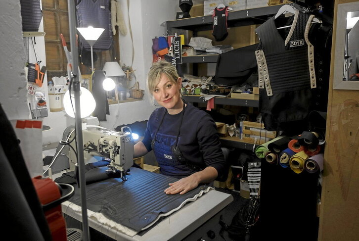 Maite Perurena Zubitur Harri-hari Toki izeneko denda estudioan.