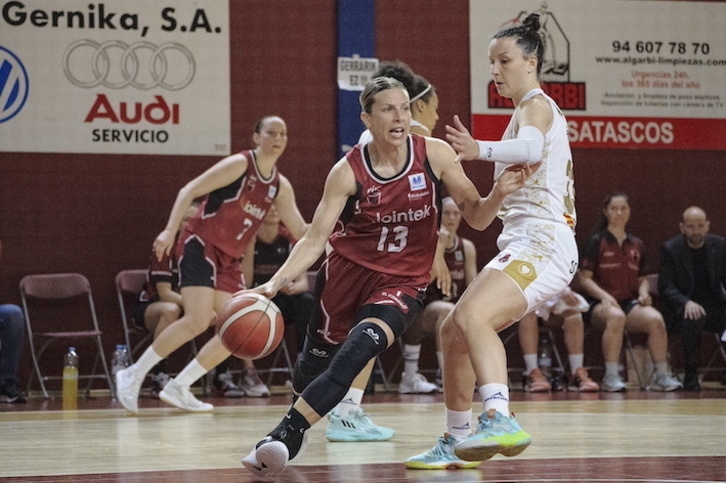 Una imparable Sandra Yguerav ide penetra ante la bilbaina Gracia Alonso.