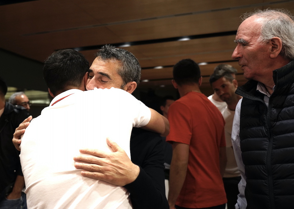 Valverde se abraza con Balenziaga en el acto de despedida realizado en San Mamés. (Marisol RAMIREZ / FOKU) Valverde se abraza con Balenziaga en el acto de despedida realizado en San Mamés. (Marisol RAMIREZ / FOKU)