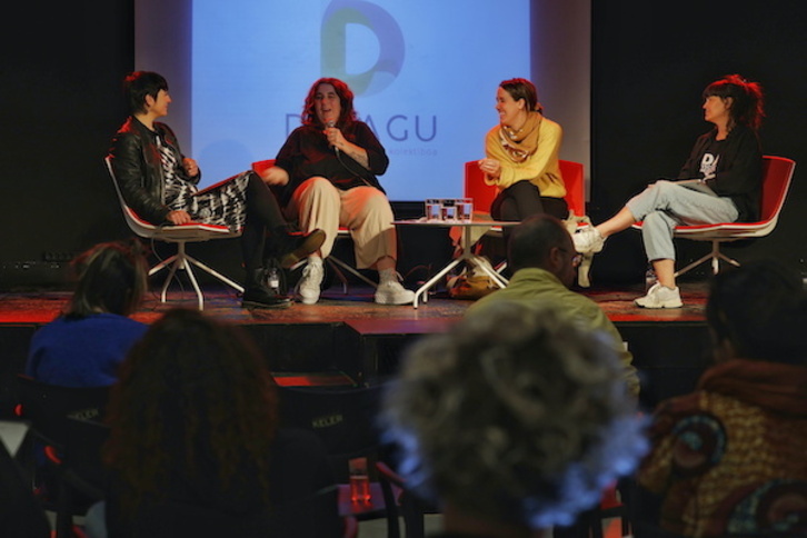 Dinagu kolektiboko eta Artaziakoopeko kideak Dokako mahainguruan.