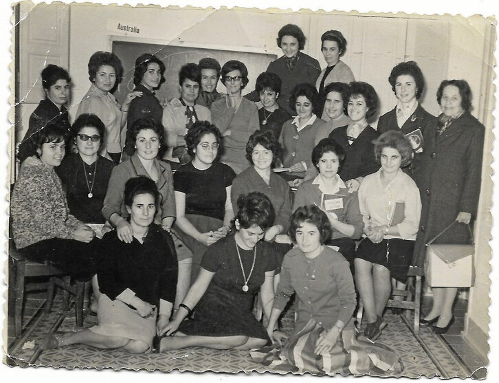 Irudian, 1962. urtean Marta Plana-rekin Australiara joandako emakume gazte talde bat. Argazkia Natalia Ortiz Ceberio ikertzaileak bildutako dokumentazioaren parte da.