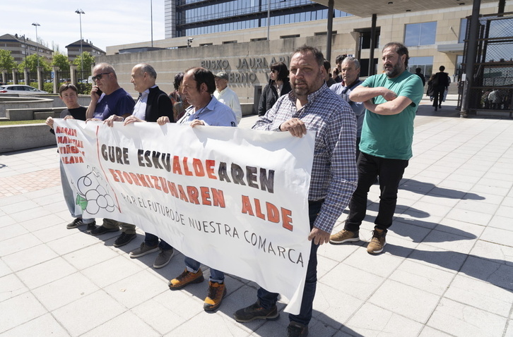 Concentración de los bodegueros ante la sede de Lakua.